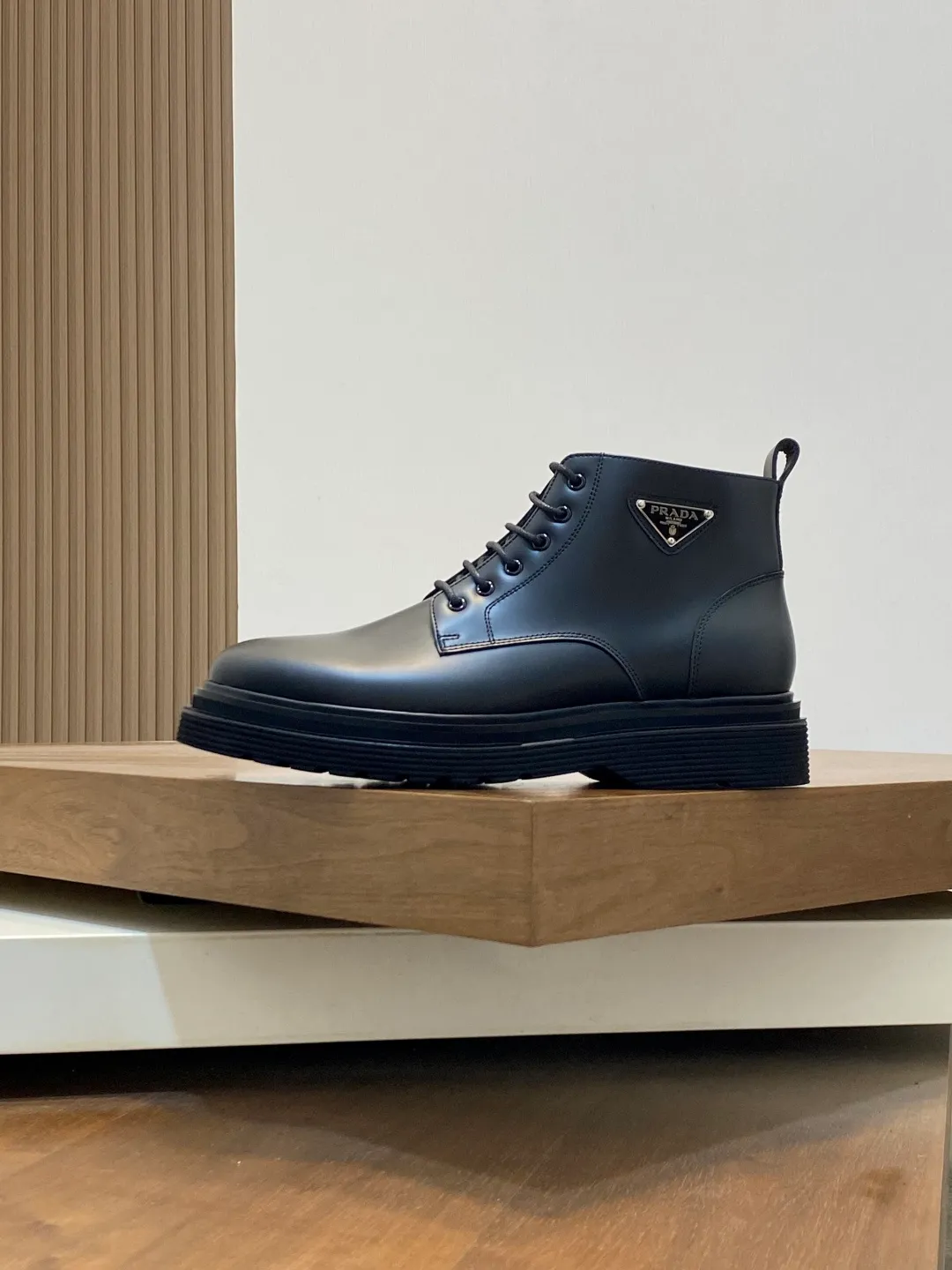 Men's men's shoes💰900 Prada/Prada Thick-soled formal wear shipped, same style at the counter, top-quality goods produced in Dongguan, those who know the goods should hurry up and start! New men's casual leather shoes, imported calfskin, shiny and translucent leather, uniform leather holes, fine texture, splicing and sewing technology, soft, comfortable and wrinkle-free, elegant Derby shoe shape, thickened and heavy-duty made, high-quality products that kill all currencies in the market, standard gold-label cowhide feet, calfskin lining, thickened rubber sole, durable and wear-resistant, ultra-light material, extremely comfortable for the upper foot, smooth surface, splicing lines, two styles to choose from, complete packaging! Size: 39-40-41-42-43-44 (45 customized) leather shoes
